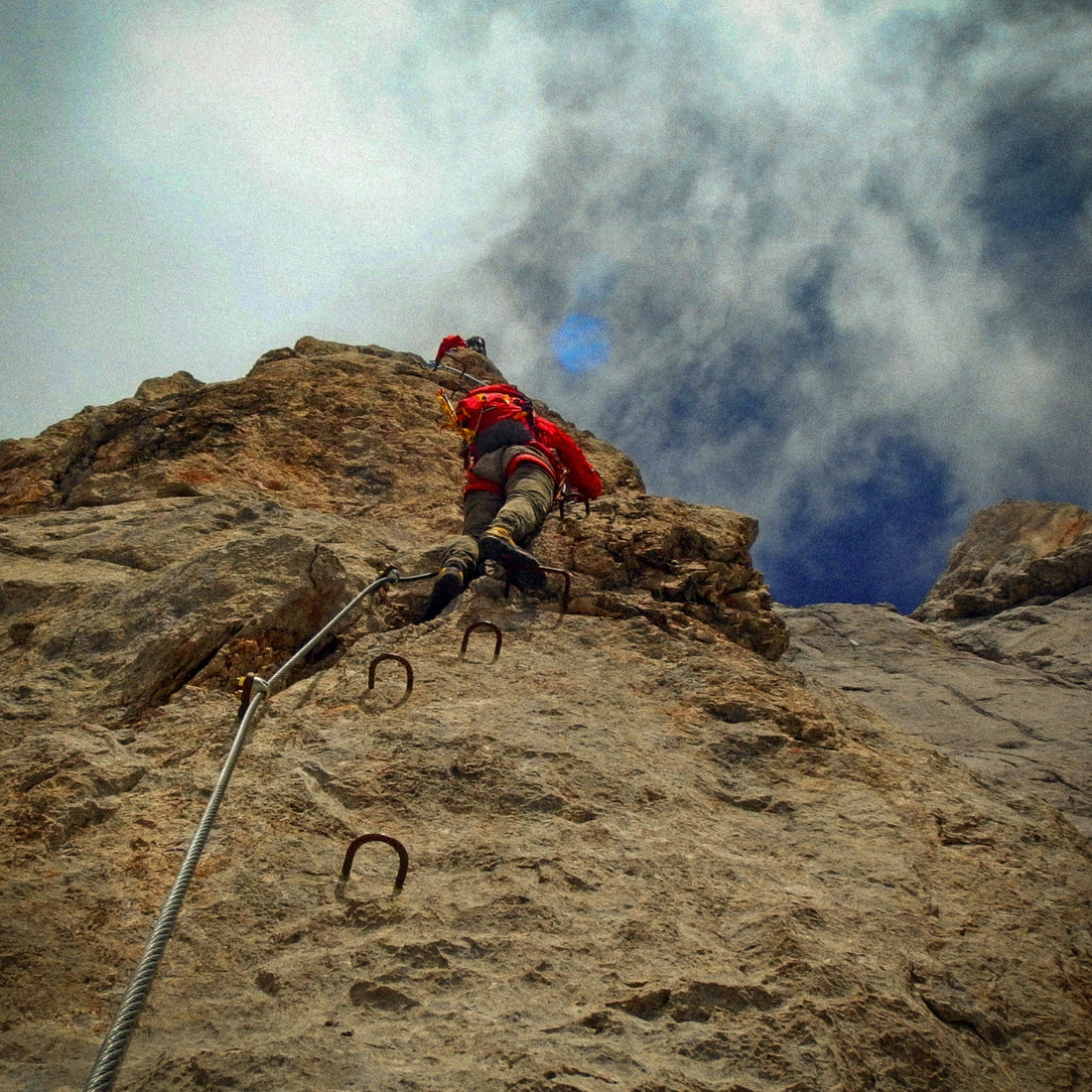 Stăpânește Verticala: Totul despre setul tău de Via Ferrata