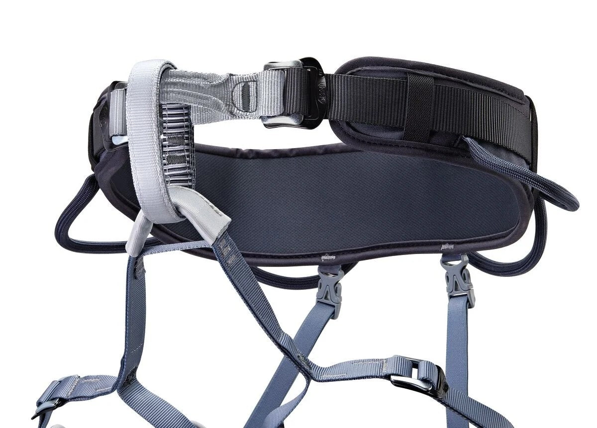 Ham Escaladă Petzl Corax – Versatilitate și Confort Ajustabil