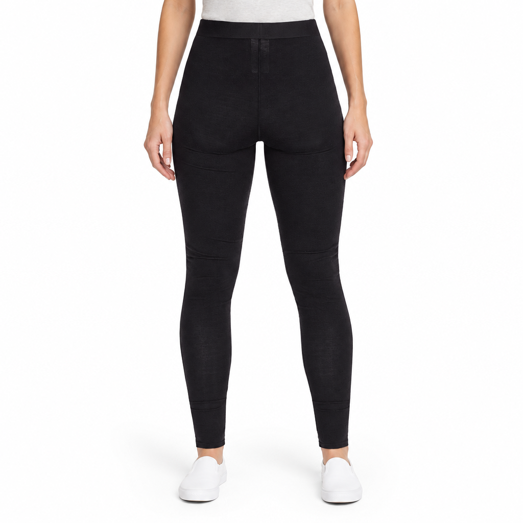 Pantalon pe model feminin, pe fundal alb